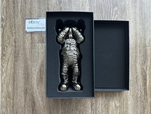Kaws figurina holiday space - kaws,