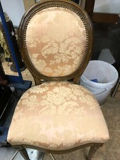 Vecchia sedia da scrivania in