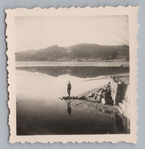 Donna con riflesso nell'acqua