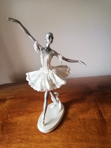 Elegante statuina porcellana
