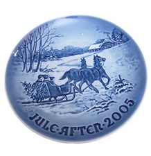 2005 Bing & Grondahl B&G Christmas Plate ~ Bringing Home the Tree ~ Jule Aften