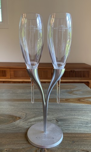 Moet chandon pair champagne - chandon,
