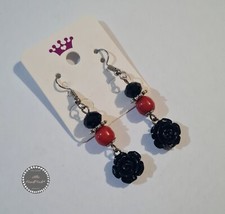 Orecchini pendenti con perle rosse, nere e roselline nere