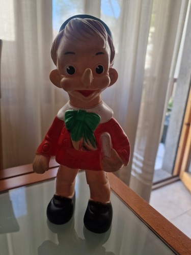 Pinocchio con libro