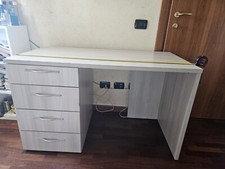 Vendo Scrivania In Ottime Condizioni Colore Beige Chiaro E Bianco