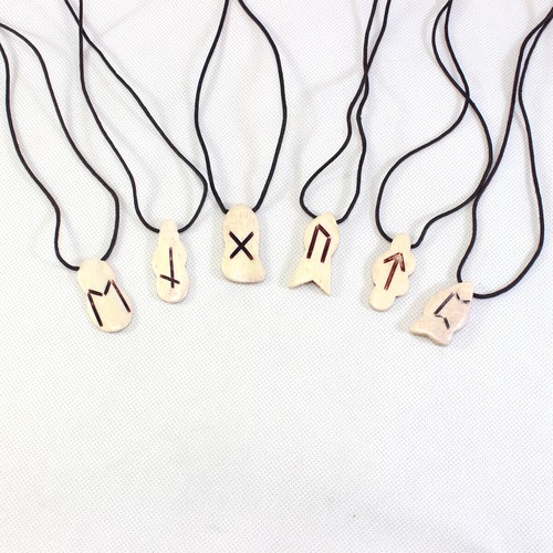Collana con ciondolo rune con