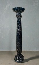 Antica colonna in marmo nero
