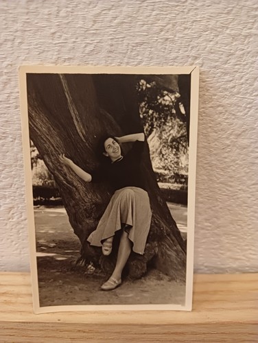 Donna appoggiata albero - appoggiata,