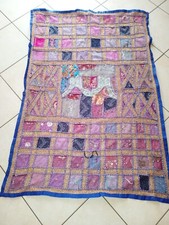 tre arazzi da parete danneggiati