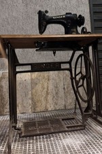 Macchina da cucire antica