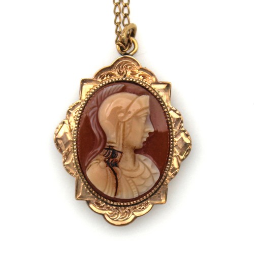 Collana antica con ciondolo