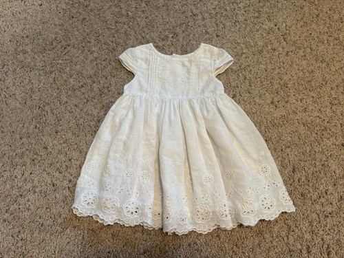 Vestito bianco con - , occhielli