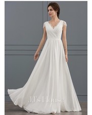 Abito da sposa lungo in tessuto di seta e pizzo con scollo a V con volant...