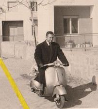 LOTTO DI 2 FOTOGRAFIE,ANNI '50,VESPA PIAGGIO,ELEGANTE VESPISTA,VESPA IN OFFICINA