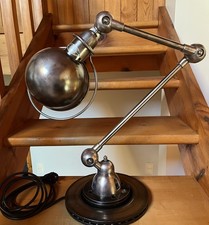 Bellissima lampada Jielde in grafite lucida con due bracci, 40 e 25 cm, su base.