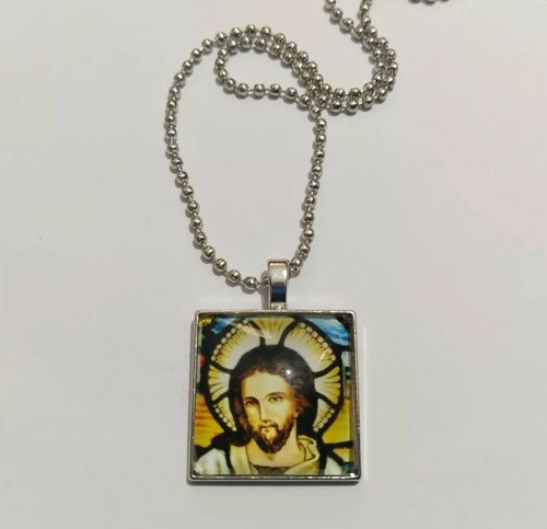 Collana lunga con cabochon