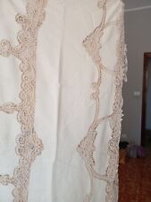 Lenzuola e coperte matrimoniali ricamate a mano.