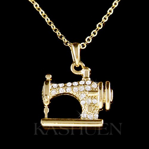 Collana tono oro con ciondolo