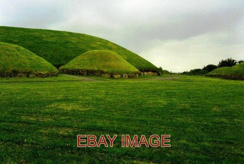 Photo satellite tombs next to - photo,