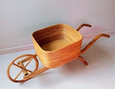 Bellissima carriola contenitiva in legno realizzata in rattan curvato e vimini
