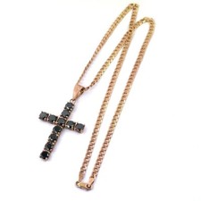 Ciondolo croce diamante nero