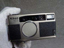 Macchina fotografica Nikon 35 Ti testata con pellicola