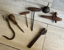 LOTTO 7 VECCHI ATTREZZI ARNESI OGGETTI