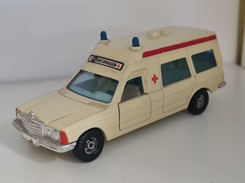Ambulanza corgi mercedes - 1:36,