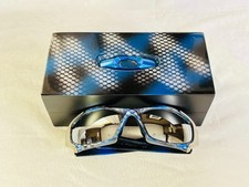 Occhiali da sole personalizzati Oakley Pit Boss 1 blu olografico esagonali con fusibile lenti cromate a specchio