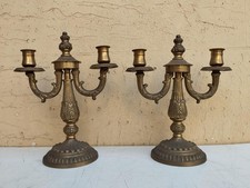 COPPIA VINTAGE CANDELIERI CANDELABRI A DUE LUCI IN OTTONE 1 LEGGERMENTE PIÙ ALTO