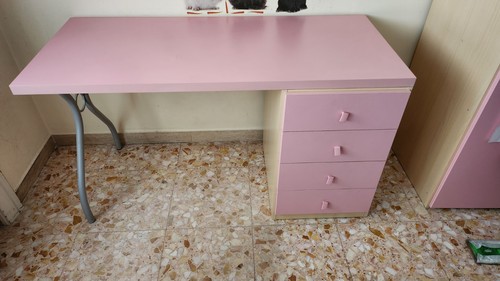 Scrivania rosa rettangolare