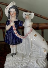 Figura vittoriana Staffordshire C1860 ~ ragazza con il suo cane levriero