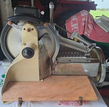 affettatrice a volano colore beige