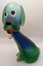 Enorme scultura cane