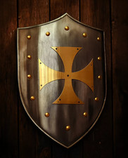 Scudo medievale con croce