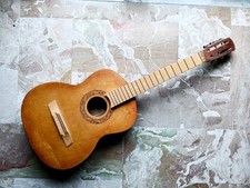 Chitarra acustica antica verosimilmente bulgara Da SISTEMARE 