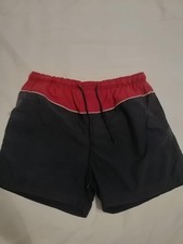 Costume da uomo a pantaloncino blu e rosso.