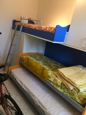 cameretta larga 3.45 con tre letti panna e arancio azzurra Colombini