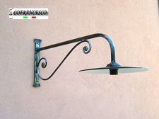 Lampada applique a parete per esterno in ferro battuto 1119 con piatto smaltato