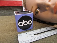 ESTATE* 🎄 NOS VINTAGE ABC NEWS TV RADIO MICROFONO BANDIERA CUBO ~ VIOLA