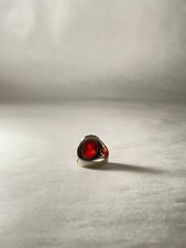Anello Vintage in Argento con Grande Pietra Rossa Taglio Sfaccettato ? Elegante