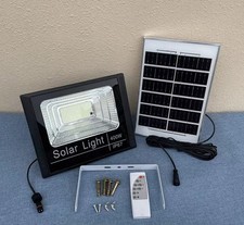 Faro led con pannello solare