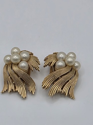 Vintage crown trifari - vintage,