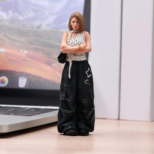 Statuetta ragazza in - 1:18,