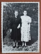 Due donne stanno braccio in