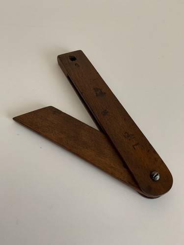 Antica falsa squadra - , legno