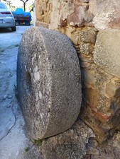 ANTICA RUOTA DA MACINA IN PIETRA . Diametro 100 cm spessore 25.cm.