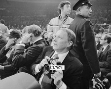 Foto Frank Sinatra con fotocamera Nikon durante la partita in scatola a Madison Square Garden