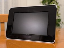 Cornice digitale Intenso PhotoArtist 7” - 16:9 - 480×234 - sveglia e calendario