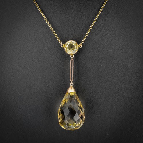 Collana antica con ciondolo